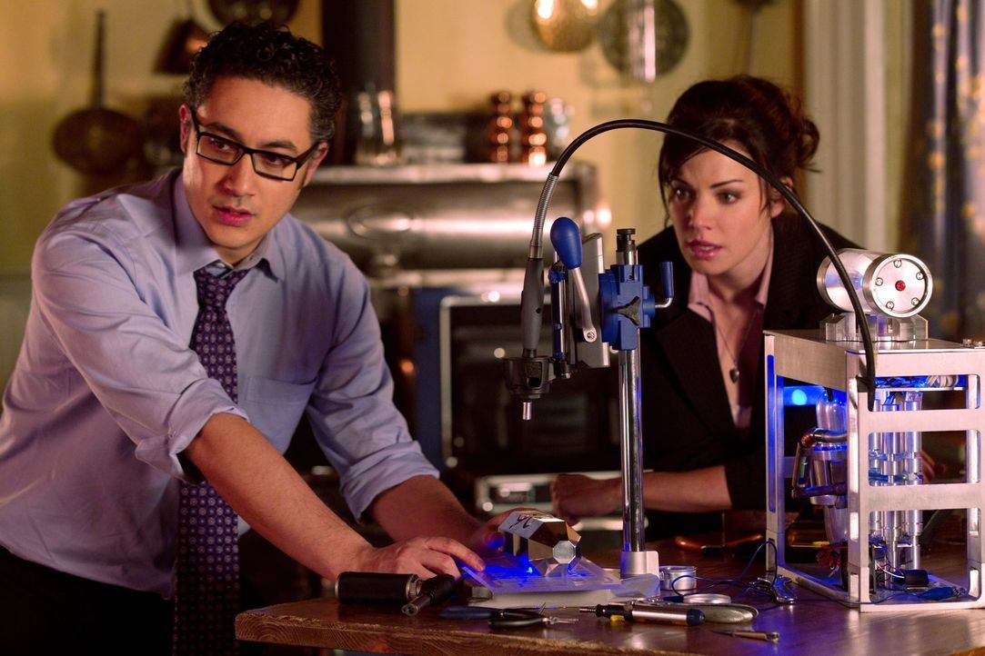Im Paralleluniversum, in dem Clark gefangen ist, arbeitet Lois (Erica Durance, r.) weiterhin als Kellnerin. Kann sie mit der Hilfe von Dr. Emil Hami... - Bildquelle: Warner Bros.