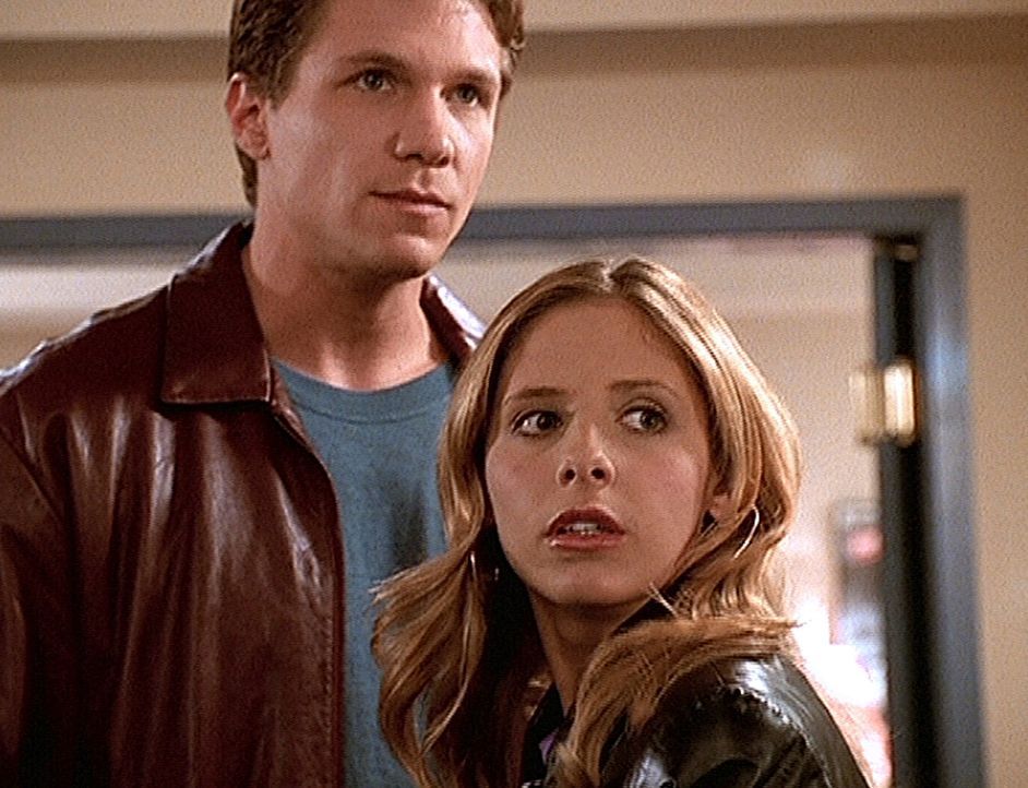 Buffy (Sarah Michelle Gellar, r.) macht eine schwere Zeit durch. Obwohl Riley (Marc Blucas, l.) ihr helfen will, lässt sie ihn nicht an sich heran. - Bildquelle: TM +   2000 Twentieth Century Fox Film Corporation. All Rights Reserved.