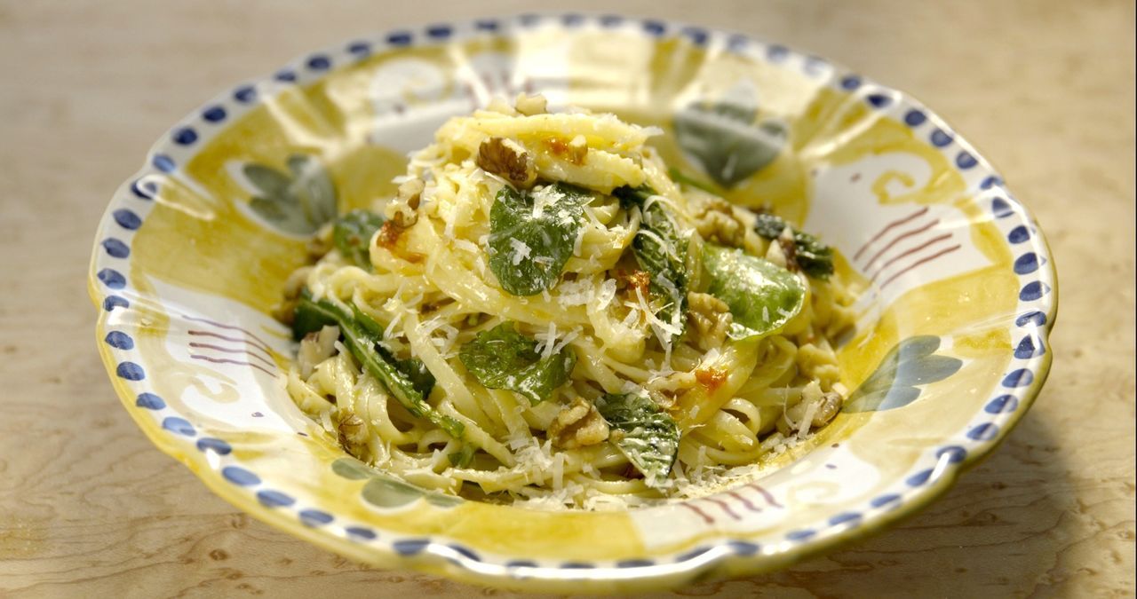 Italien und eine gute Pasta gehören einfach zusammen. Das findet auch Giada und bereitet Linguine mit Sardellen und Walnuss zu ... - Bildquelle: 2015,Television Food Network, G.P. All Rights Reserved
