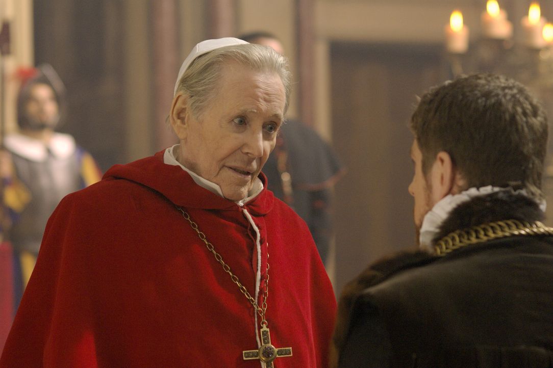 Master William Brereton (James Gilbert, r.) kommt nach Rom und hofft auf die Hilfe von Papst Paul III (Peter O'Toole, l.). Dieser jedoch schickt ihn... - Bildquelle: 2008 TM Productions Limited and PA Tudors II Inc. All Rights Reserved.