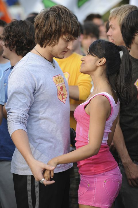 Genießen ihre gemeinsame Zeit: Cappie (Scott Michael Foster, l.) und Rebecca (Dilshad Vadsaria, r.) ... - Bildquelle: 2008 ABC Family