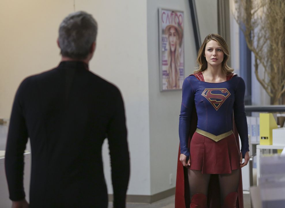 Nachdem Non (Chris Vance, l.) ganz National City unter seine Kontrolle gebracht hat, scheint es für Kara alias Supergirl (Melissa Benoist, r.) nur e... - Bildquelle: 2015 Warner Bros. Entertainment, Inc.