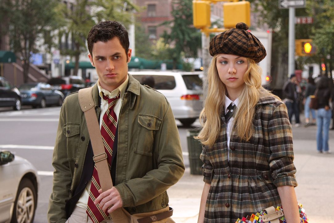 Die Geschwister Jenny (Taylor Momsen, r.) und Dan (Penn Badgley, l.) freuen sich riesig auf den bevorstehenden Ball. Die Vorfreude währt jedoch nur... - Bildquelle: Warner Brothers