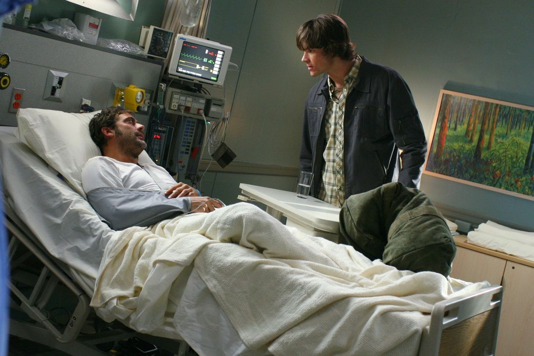 Damit er Dean helfen kann, bittet John (Jeffrey Dean Morgan, l.) Sam (Jared Padalecki, r.), ihm einige Dinge zu besorgen, um einen Dämon rufen zu kö... - Bildquelle: Warner Bros. Television