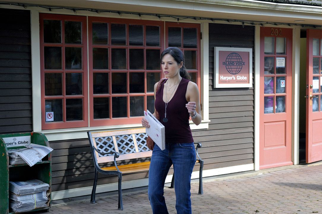 Abby (Elaine Cassidy) ist in ihren Gedanken bei einem Zeitungsausschnitt über den Mörder ihrer Mutter, als ein Auto auf sie zurast ... - Bildquelle: 2009 CBS Studios Inc. All Rights Reserved.