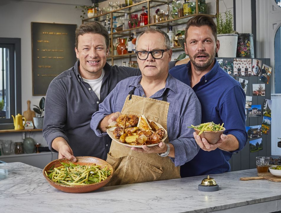 (v.l.n.r.) Jamie Oliver; Jack Dee; Jimmy  Doherty - Bildquelle: Steve Ryan 2019 Jamie Oliver Enterprises ltd. / Steve Ryan