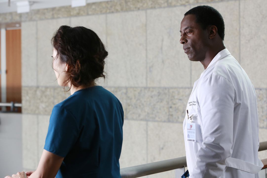 Als Cristina (Sandra Oh, l.) auf Burke (Isaiah Washington, r.) trifft, überdenkt sie ihre Zukunft ... - Bildquelle: ABC Studios