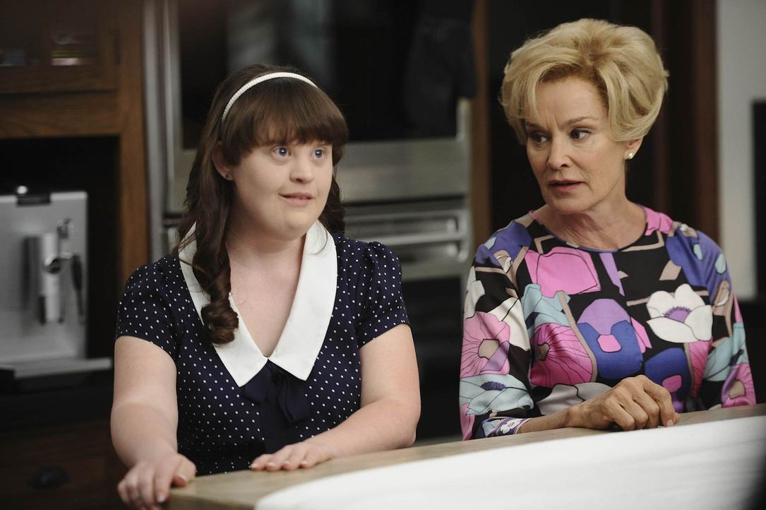 Constance (Jessica Lange, r.) macht ihrer Tochter Adelaide (Jamie Brewer, l.) klar, dass sie das Haus ihrer Nachbarn nicht mehr ohne Erlaubnis betre... - Bildquelle: 2011 Twentieth Century Fox Film Corporation. All rights reserved.