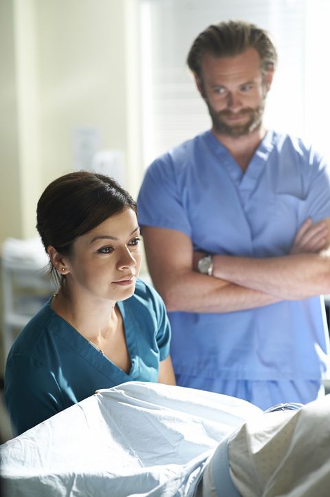 Kann Maggie (Julia Taylor Ross, l.) Dr. Jason Kalfis (Eric Johnson, r.) beeindrucken? - Bildquelle: 2013  Hope Zee Two Inc.