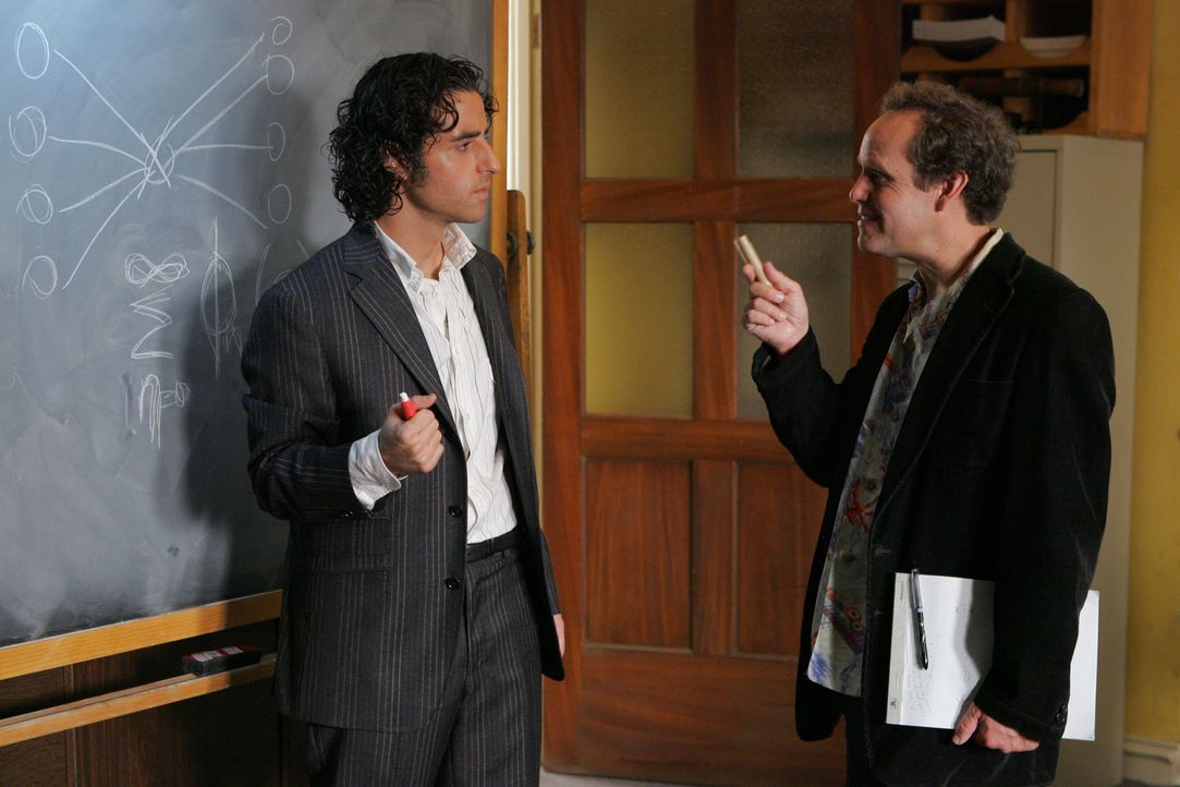 Besprechen die Gleichungen, die Charlie im aktuellen Fall herausgefunden hat: Charlie (David Krumholtz, l.) und Larry (Peter MacNicol, r.) ... - Bildquelle: Paramount Network Television