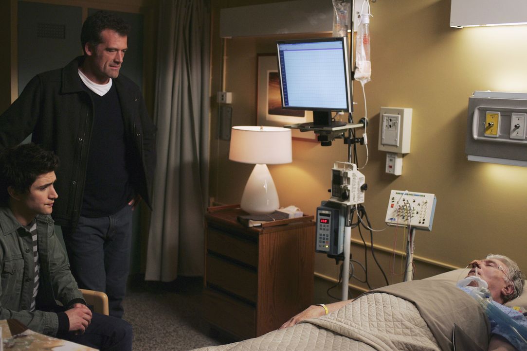 Gemeinsam mit seinem Pflegesohn Kyle (Matt Dallas, l.) fährt Stephen (Bruce Thomas, 2.v.l.) in die Klinik, um seinen schwerkranken Vater William (B... - Bildquelle: TOUCHSTONE TELEVISION