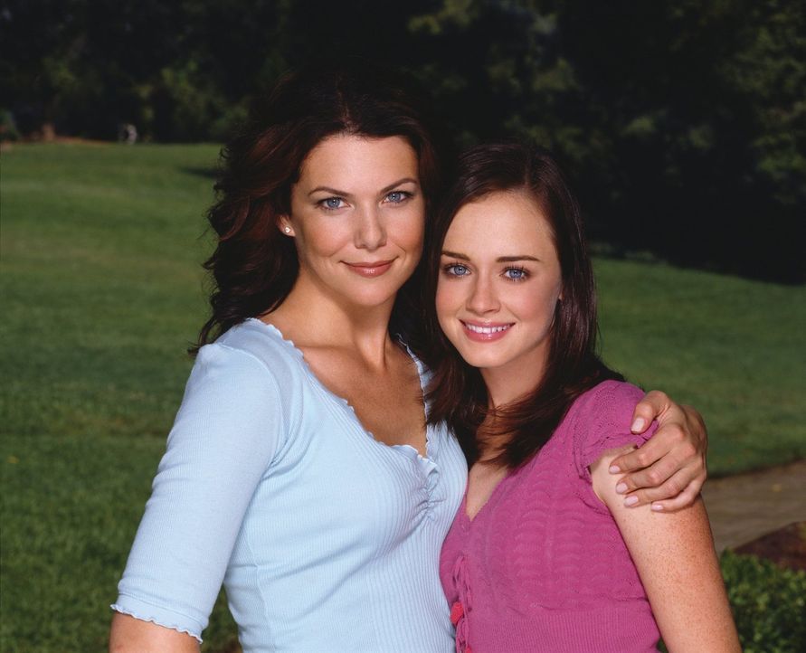 (4. Staffel) - Aufregende Zeiten warten auf Lorelai (Lauren Graham, l.) und Rory (Alexis Bledel, r.) ... - Bildquelle: 2002 Warner Bros.