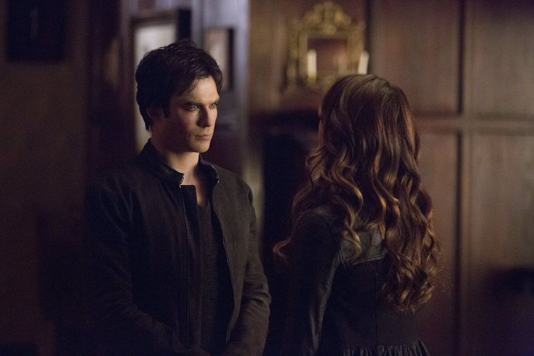Die Wahrheit über Elena (Nina Dobrev, r.) ändert auch für Damon (Ian Somerhalder, l.) einiges ... - Bildquelle: Warner Brothers