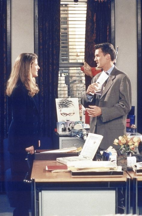 Joanna (Alison LaPlaca, l.) hat sich in Chandler (Matthew Perry, r.) verliebt. - Bildquelle: TM+  2000 WARNER BROS.