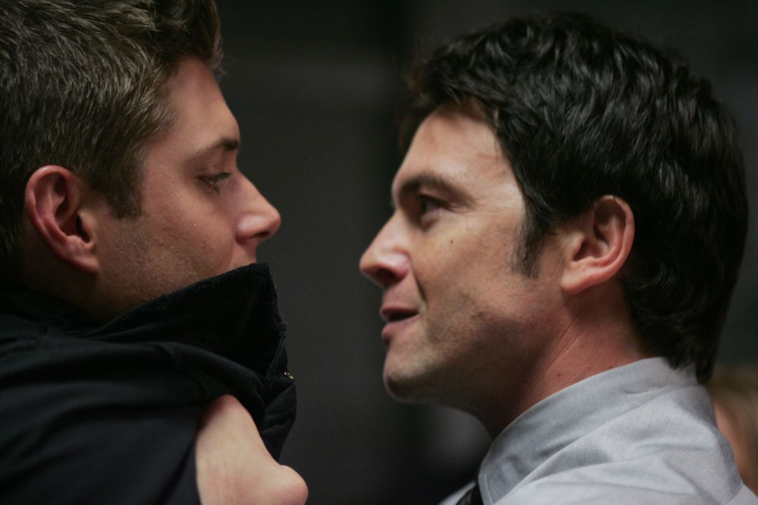 Dean (Jensen Ackles, l.) steckt in der Klemme: Polizist Sheridan (Jason Gedrick, r.) glaubt ihm kein Wort und somit ist er der Hauptverdächtige eine... - Bildquelle: Warner Bros. Television