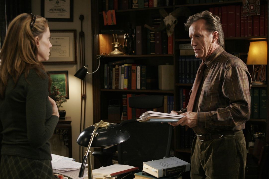 Rückblende: Fran Bevens (Ally Walker, l.) und Dr. Nate Lennox (James Woods, r.) ... - Bildquelle: Warner Bros. Television