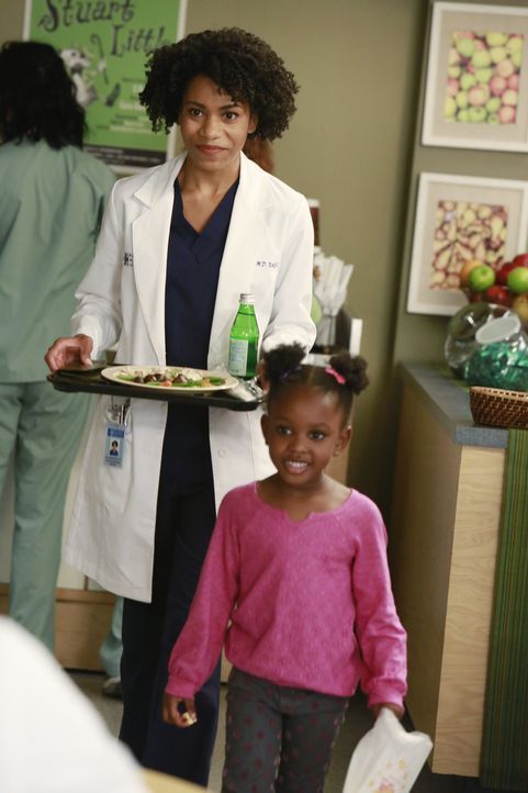 Maggies (Kelly McCreary, l.) Treffen mit der süßen Zola (Jela K. Moore, r.) kippt das Bild, welches sie von Meredith hatte ... - Bildquelle: ABC Studios