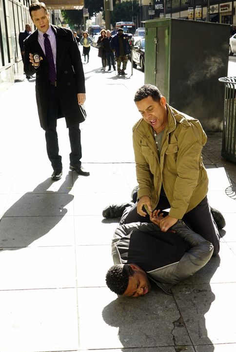 Hat sich Esposito (Jon Huertas, r.) bei Bolts (Roshawn Franklin, unten) Verhaftung wirklich das Knie verletzt, oder lügt er Castle an, um mit Kevin... - Bildquelle: Richard Cartwright ABC Studios / Richard Cartwright