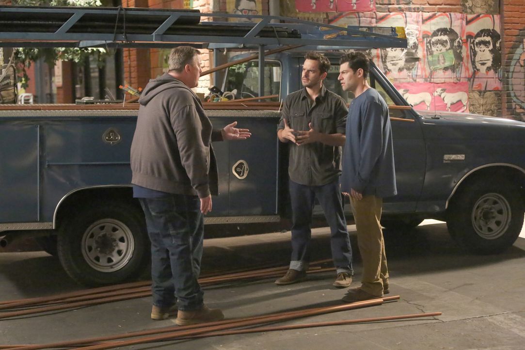 Nachdem Bauleiter Jason (Billy Gardell, l.) den Zeitplan nicht einhalten kann und Schmidt (Max Greenfield, r.) weiterhin auf die Wände in seinem Hau... - Bildquelle: Patrick McElhenney 2017 Fox and its related entities.  All rights reserved.