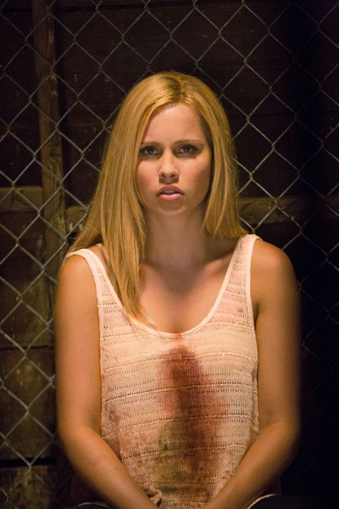Rebekah ist verletzt - Bildquelle: © Warner Bros. Entertainment Inc.