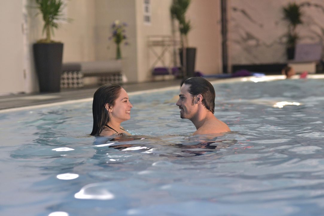 Gönnen sich schöne Stunden im Hotelpool: Catherine (Kristin Kreuk, l.) und Vincent (Jay Ryan, r.) ... - Bildquelle: 2012 The CW Network, LLC. All rights reserved.