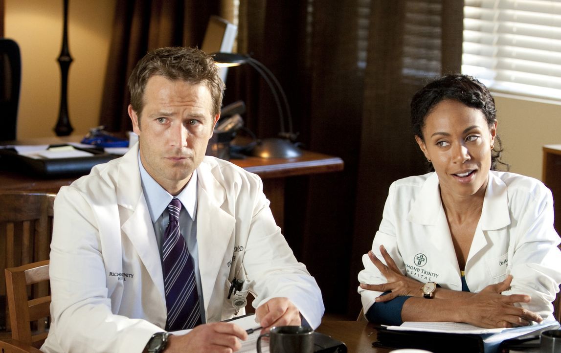 Während Krankenpfleger Ray in Schwierigkeiten gerät, versucht Christina Hawthorne (Jada Pinkett Smith, r.) einen Selbstmordversuch von David, dem... - Bildquelle: Sony 2009 CPT Holdings, Inc. All Rights Reserved