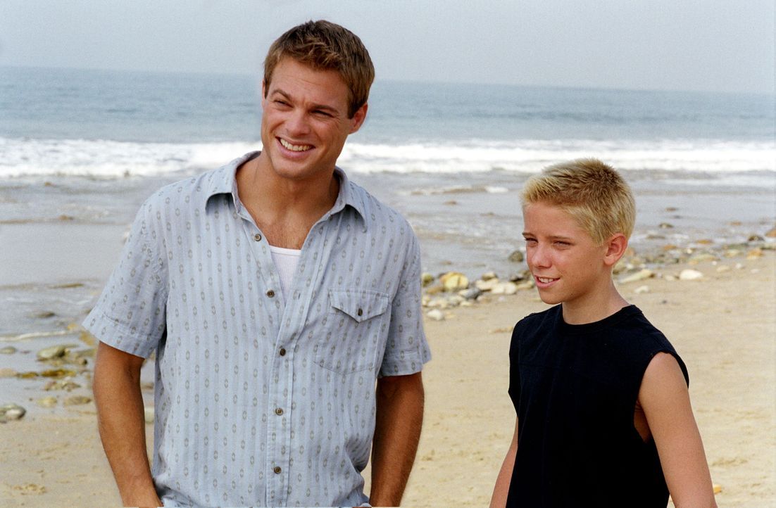 Peter (Scotty Leavenworth, r.) verbringt am Strand viel Zeit mit Kevin (George Stults, l.), was seiner Freundin Ruthie auf die Nerven geht ... - Bildquelle: Paul McCallum The WB Television Network