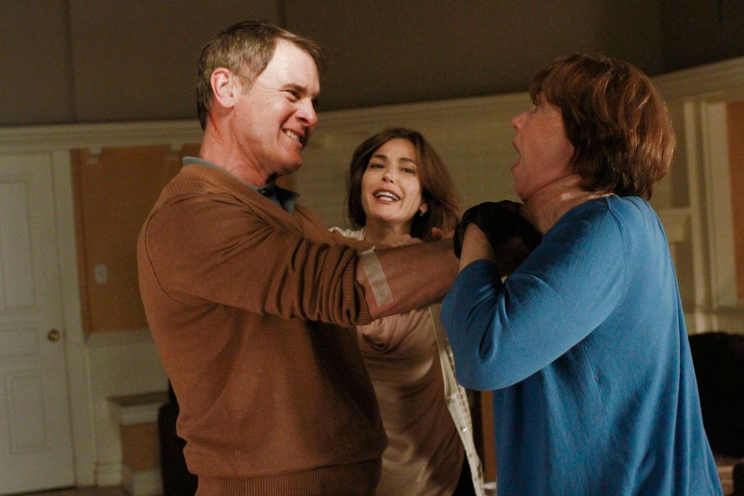 Die Lage spitzt sich dramatisch zu: Susan (Teri Hatcher, M.), Felicia (Harriet Sansom Harris, r.) und Paul (Mark Moses, l.) ... - Bildquelle: ABC Studios