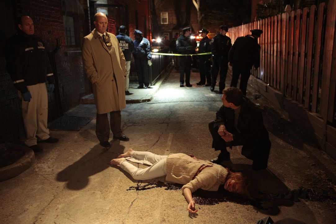 Als eine Frau ermordet wird, beginnt Detective Al Burns (Dylan Walsh, r.) zusammen mit seinem Kollegen Mike Costello (Michael Gaston, 2.v.l.) mit de... - Bildquelle: 2011 CBS Broadcasting Inc. All Rights Reserved.
