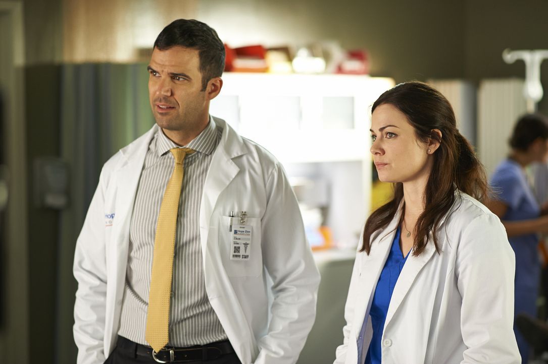 Zachary (Benjamin Ayres, l.) und Alex (Erica Durance, r.) schlagen sich mit seltsamen Patienten herum ... - Bildquelle: 2013  Hope Zee Two Inc.