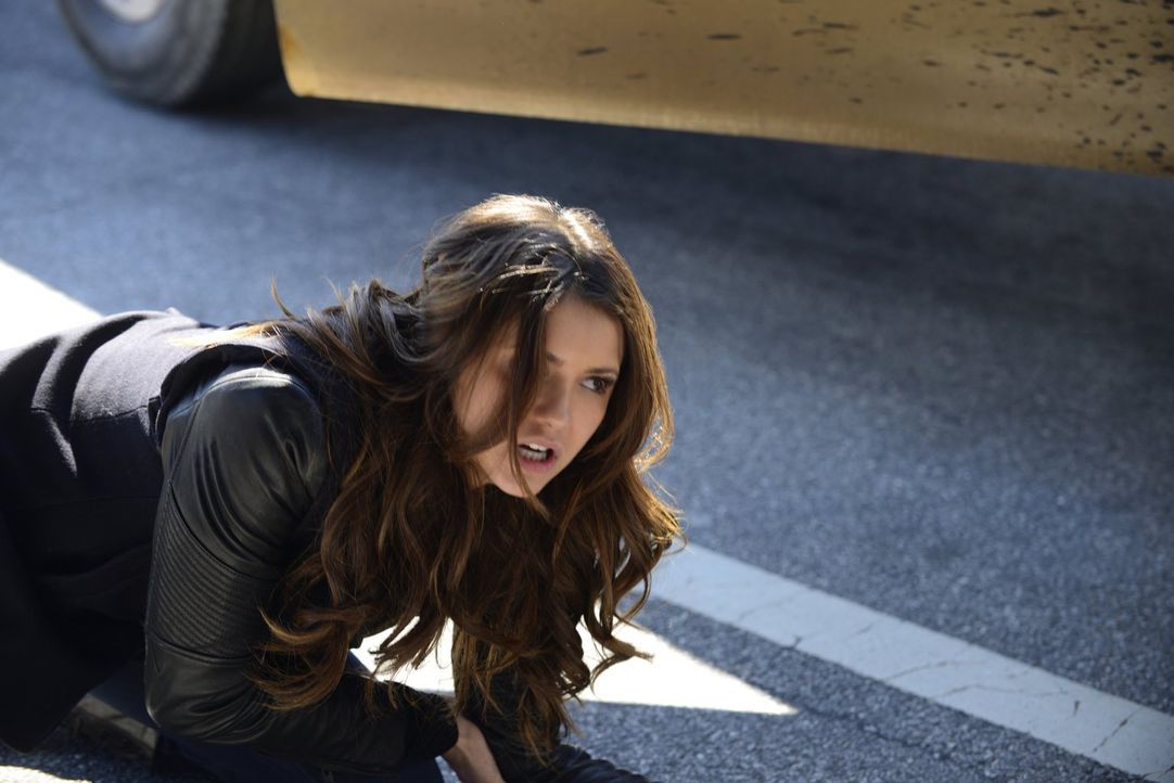 Während Elena (Nina Dobrev) noch über ihre Beziehung zu Damon nachdenkt, bringen sich alle in Mystic Fall in große Gefahr ... - Bildquelle: Warner Brothers