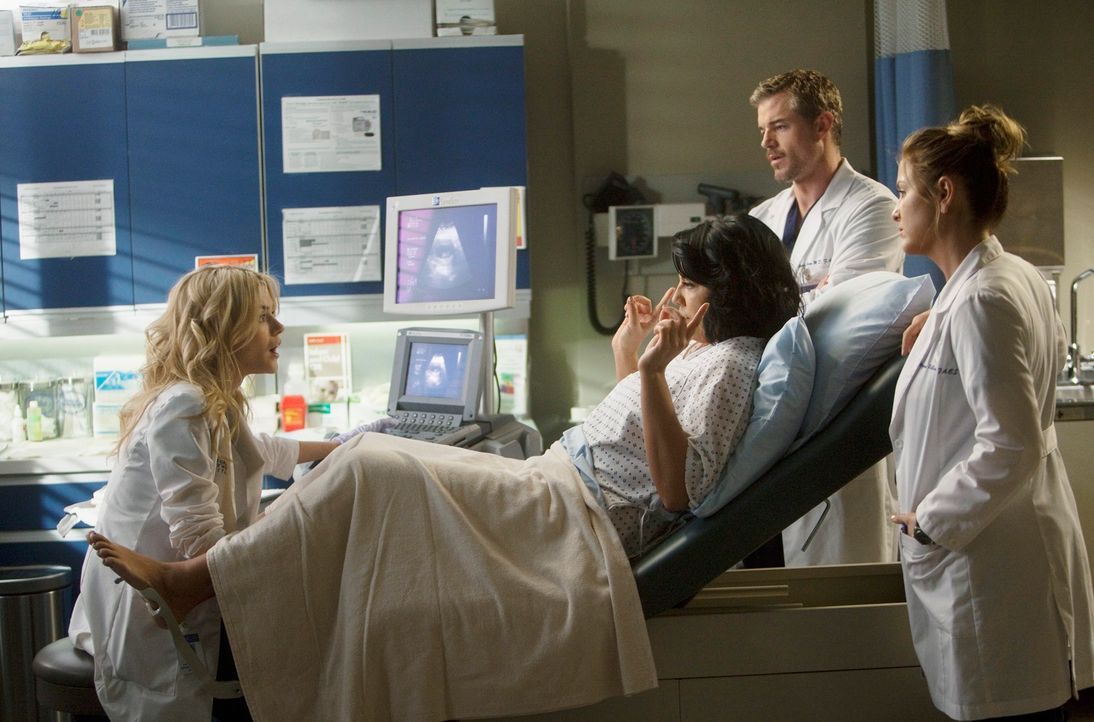 Während Meredith sauer ist, weil Alex Dereks Assistent in dessen Alzheimer-Versuchsreihe ist, stehen Callie (Sara Ramirez, 2.v.l.), Mark (Eric Dane,... - Bildquelle: ABC Studios