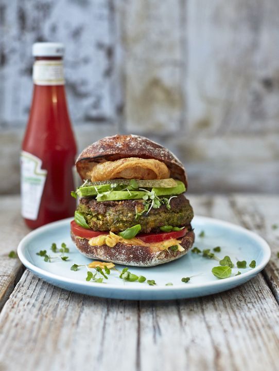 Der Fast-Food Klassiker mal anders: Ellie Goulding verpasst dem Burger einen vegetarischen Twist ... - Bildquelle: 2014 Joe Sarah