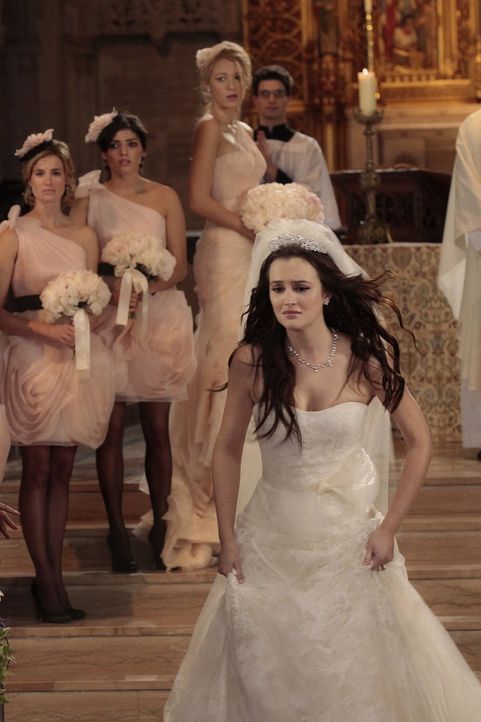Die Hochzeit von Blair (Leighton Meester, vorne) und Prinz Louis verläuft anders als geplant ... - Bildquelle: Warner Bros. Television