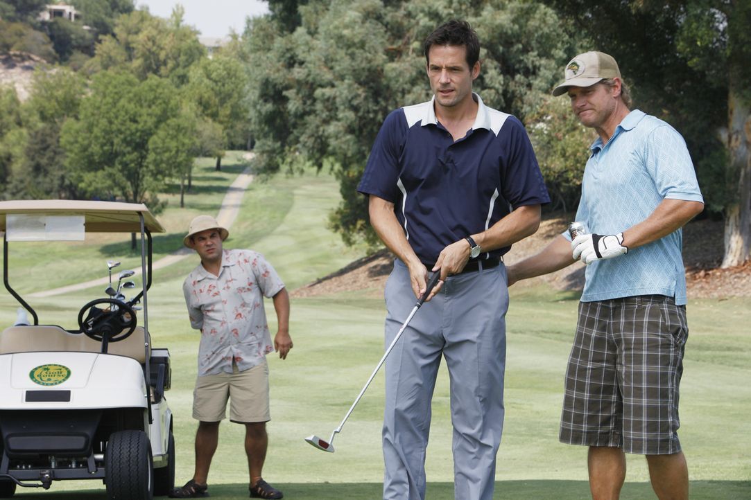 Jules möchte Bobby (Brian Van Holt, r.) etwas aufheitern und deswegen bittet sie Grayson (Josh Hopkins, M.) und Andy (Ian Gomez, l.), mit ihm Golfs... - Bildquelle: 2009 ABC INC.