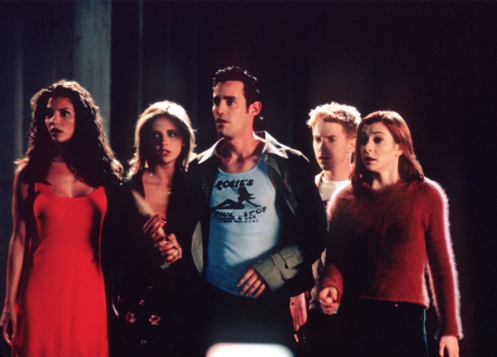Buffy (Sarah Michelle Gellar, 2.v.l.), hier im Kreis ihrer Freunde, befürchtet, dass Faith sie von ihrem Platz als Vampirjägerin verdrängen könnte.... - Bildquelle: TM +   2000 Twentieth Century Fox Film Corporation. All Rights Reserved.
