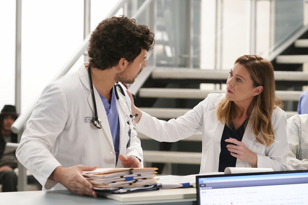 Dr. Andrew DeLuca (Giacomo Gianniotti, l.); Dr. Meredith Grey (Ellen Pompeo, r.) - Bildquelle: Gilles Mingasson 2020 American Broadcasting Companies, Inc. All rights reserved. / Gilles Mingasson