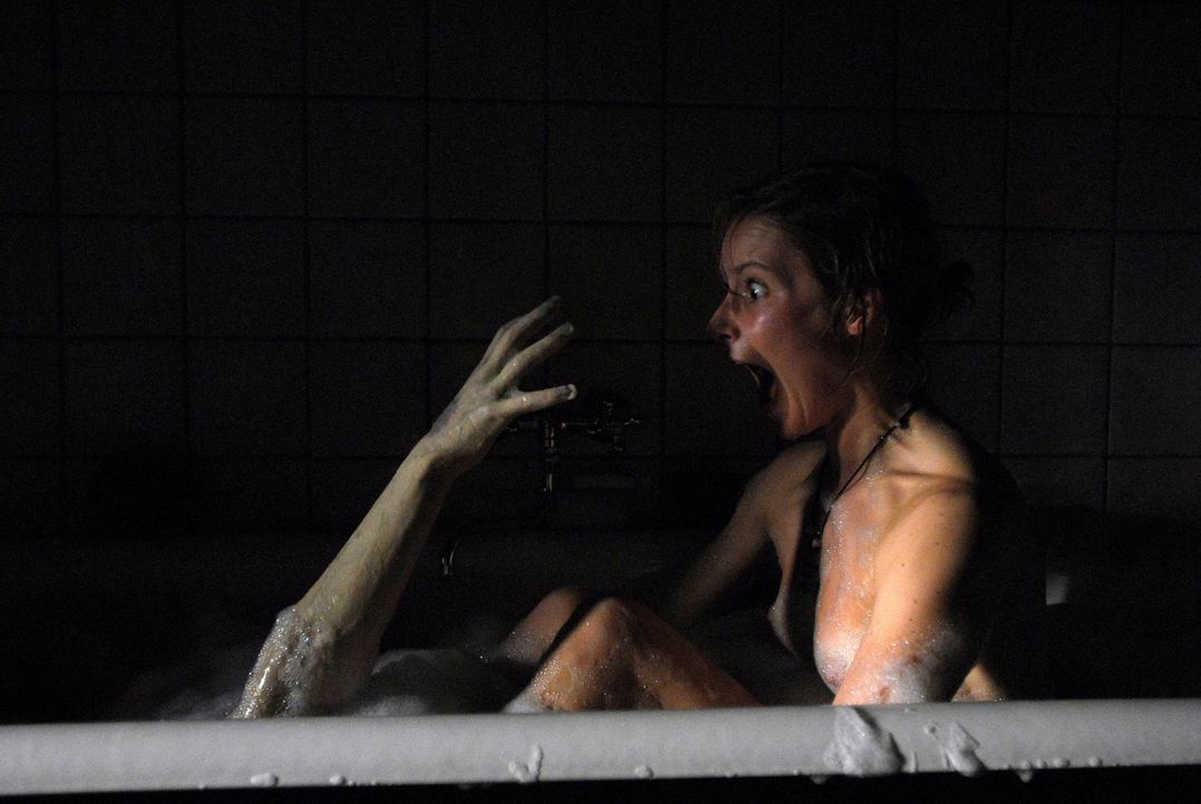 Todesangst: In der Badewanne wird Helma (Teresa Weißbach) vom "Gonger"heimgesucht ... - Bildquelle: Uwe Ernst ProSieben