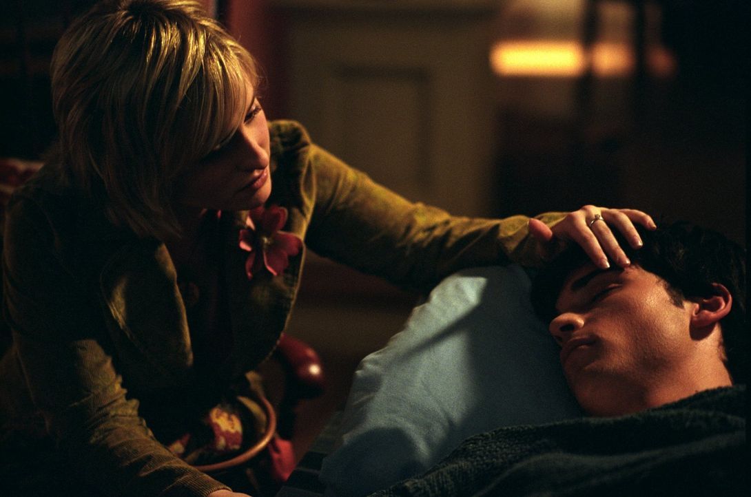 Chloe (Allison Mack, l.) macht sich große Sorgen um Clark (Tom Welling, r.) ... - Bildquelle: Warner Bros.