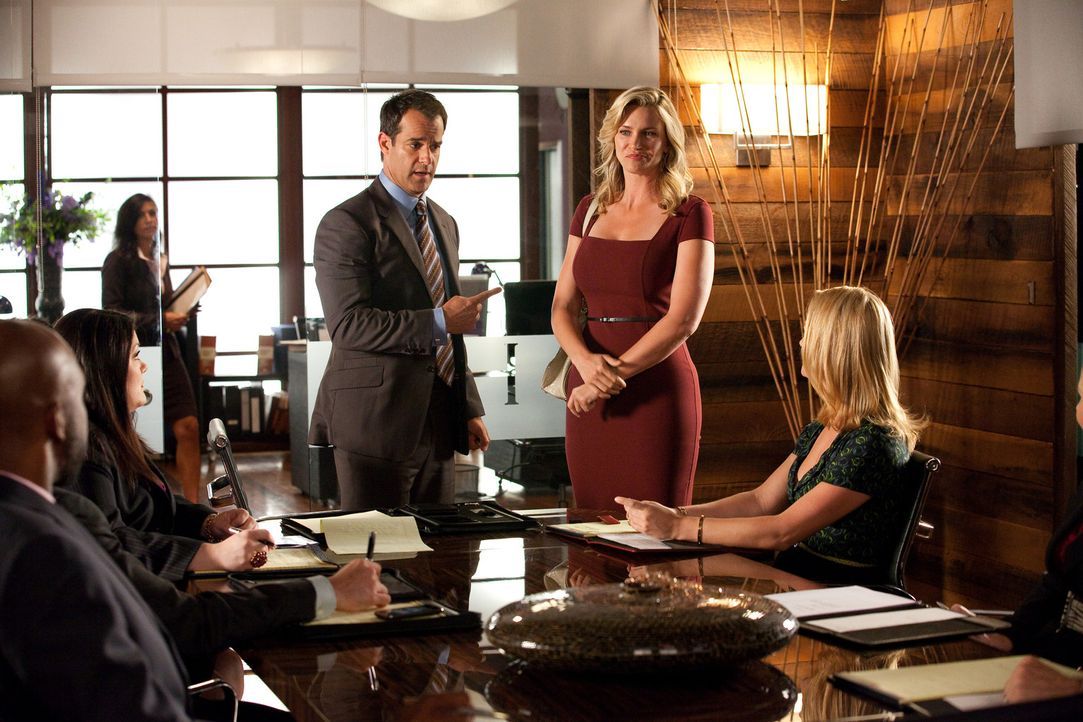 Ein neuer Fall: Claire Harrison (Natasha Henstridge, 2.v.r.), die zweite Namensgeberin der Kanzlei beauftragt Parker (Josh Stamberg, 3.v.r.) und Kim... - Bildquelle: 2009 Sony Pictures Television Inc. All Rights Reserved.