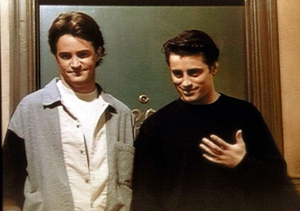 Chandler (Matthew Perry, l.) und Joey (Matt LeBlanc, r.) treffen im Treppenhaus die Geliebte von Joeys Vater und sind ziemlich überrascht. - Bildquelle: TM+  2000 WARNER BROS.