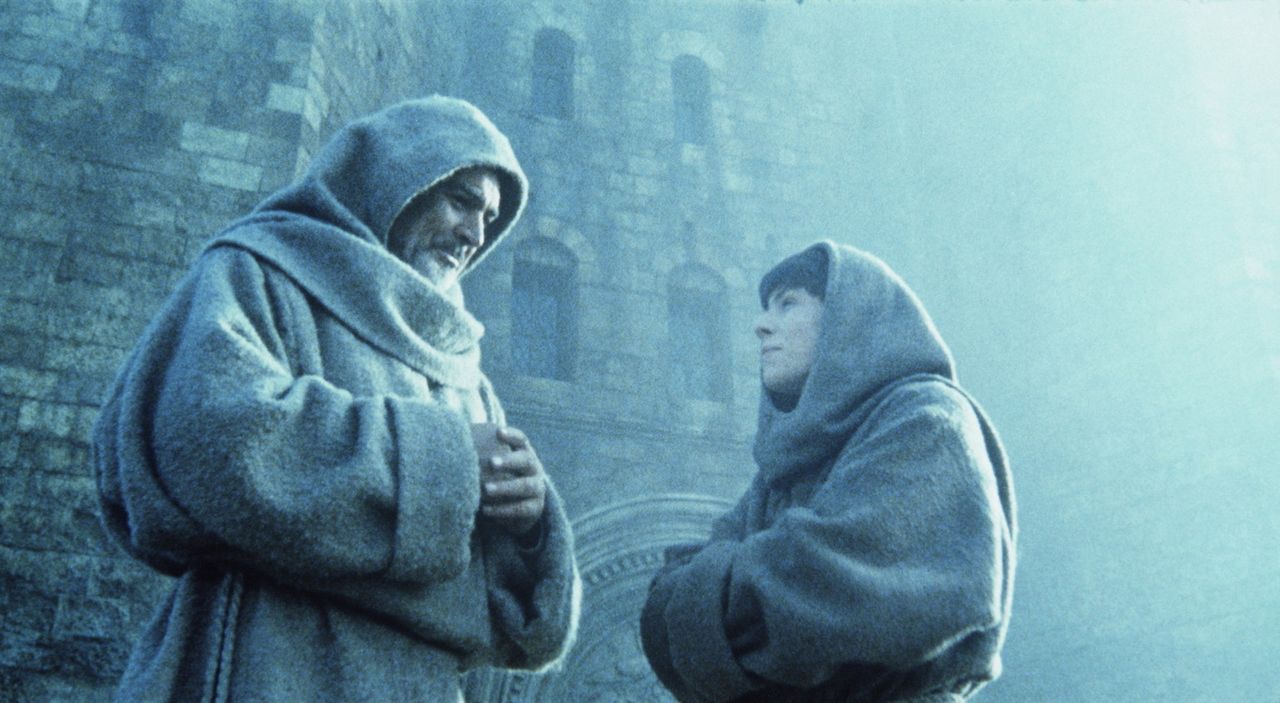 William (Sean Connery, l.) und Adson (Christian Slater, r.) erhalten vom Abt den Auftrag, den mysteriösen Tod eines jungen Mönchs zu untersuchen ... - Bildquelle: Constantin Film