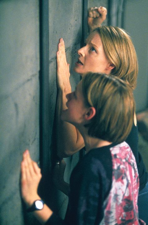 Sarah (Kristen Stewart, l.) und Meg (Jodie Foster, r.) glauben, nebenan Geräusche wahrgenommen zu haben. Sie klopfen an die Wand und schreien um Hil... - Bildquelle: © 2003 Sony Pictures Television International. All Rights Reserved