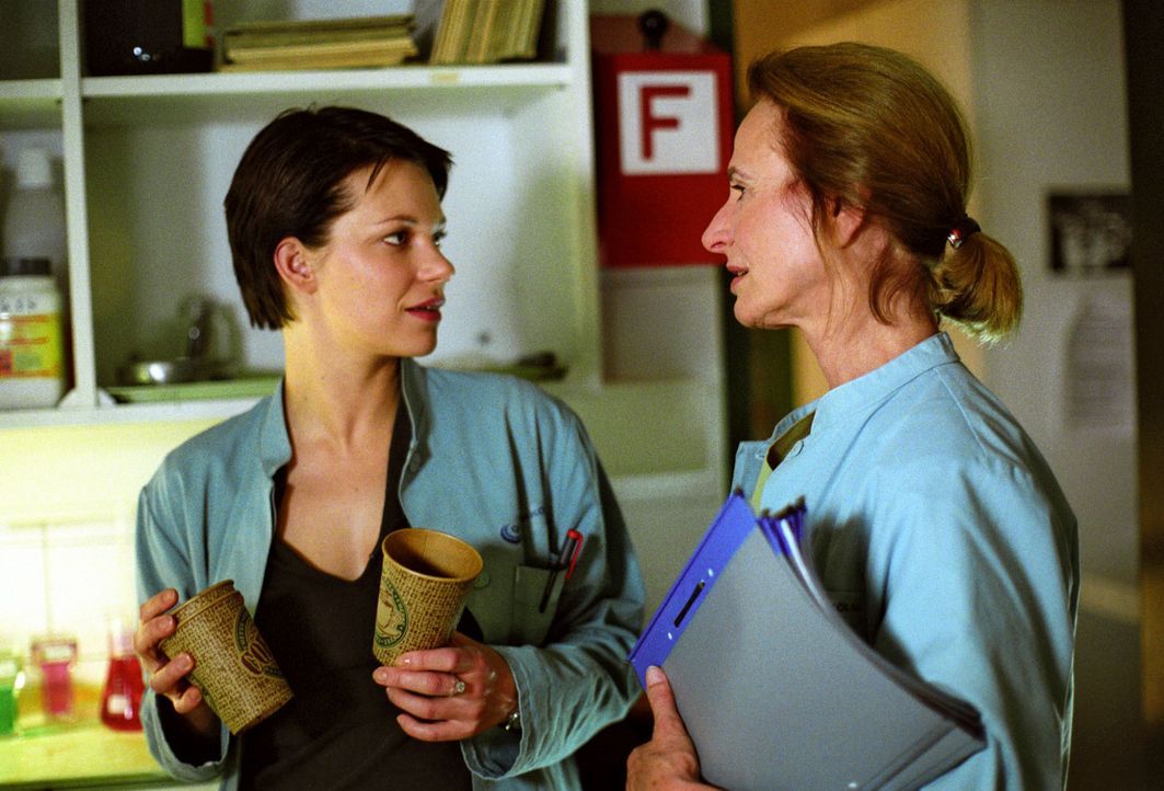 Hanna (Theresa Hübchen, l.) stellt ihrer Chefin Dr. Milberg (Carola Regnier, r.) Fragen zu den rätselhaften Vorgängen in der Klinik ... - Bildquelle: Sat.1