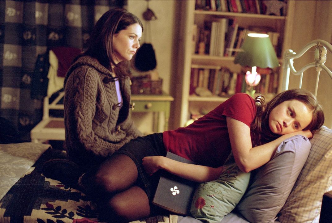 Lorelai (Lauren Graham, l.) und Rory (Alexis Bledel, r.) sind begeistert, als die 16-jährige eine Zusage von der Privatschule Chilton bekommt, doch... - Bildquelle: 2000 Warner Bros.
