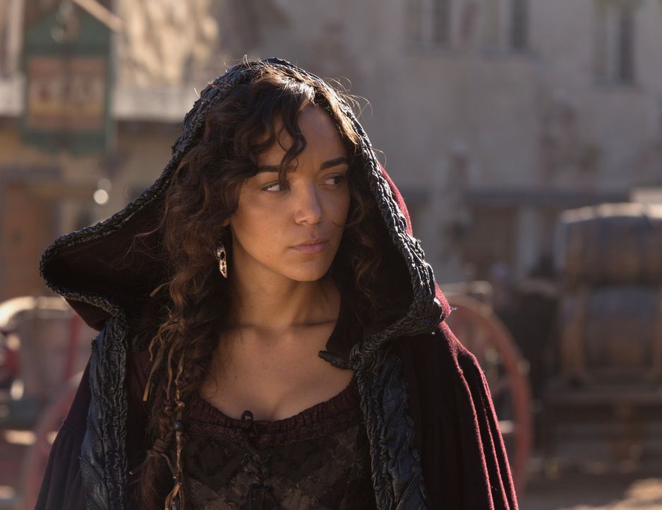 Mit Schrecken erkennt Tituba (Ashley Madekwe), dass ein Hexenjäger in Salem aufgetaucht ist. Wird sie erkennen, um wen es sich dabei handelt? - Bildquelle: 2015 Fox and its related entities. All rights reserved.