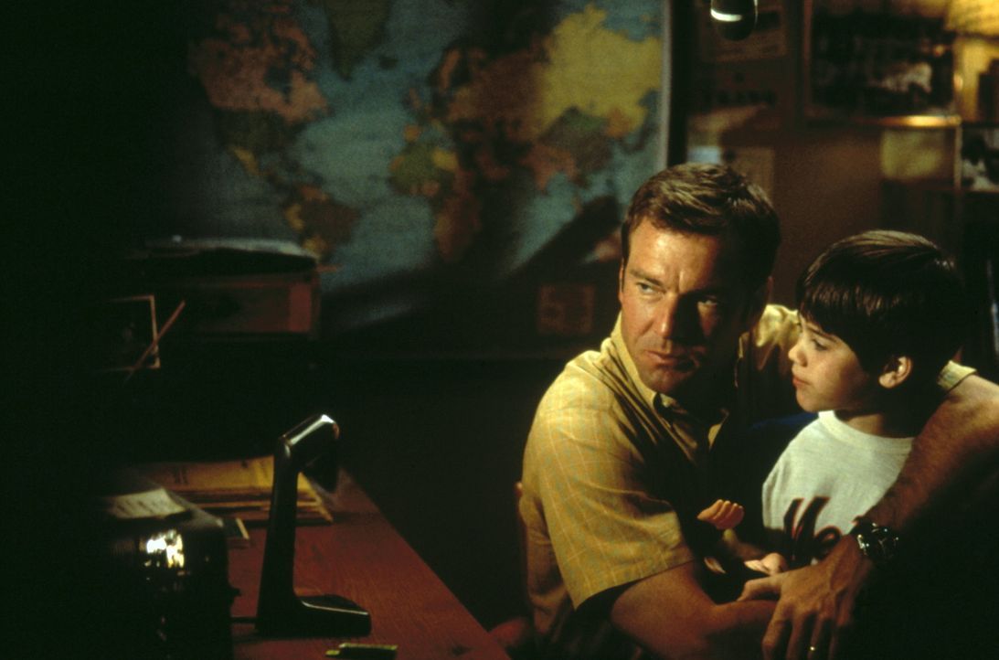 Jede freie Minute verbringen Frank (Dennis Quaid, l.) und sein sechsjähriger Sohn John (Daniel Henson, r.) vor dem mysteriösen Funkgerät ... - Bildquelle: New Line Cinema