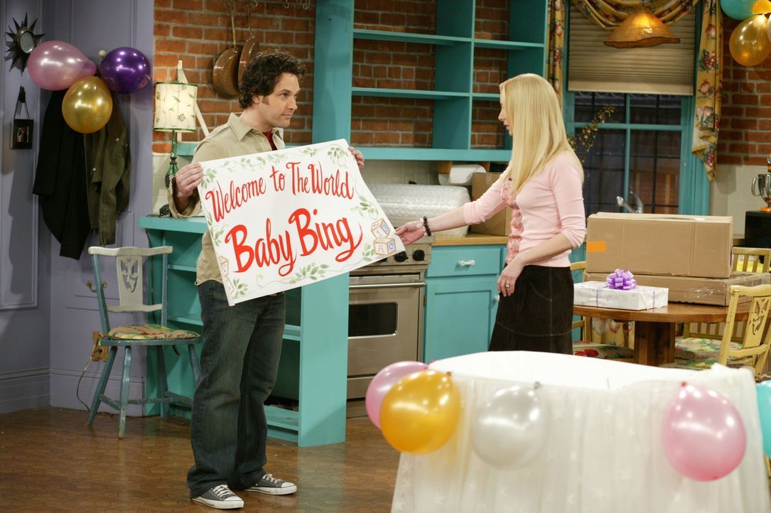 Freuen sich auf die Babys: Mike (Paul Rudd, l.) und Phoebe (Lisa Kudrow, r.) ... - Bildquelle: 2003 Warner Brothers International Television