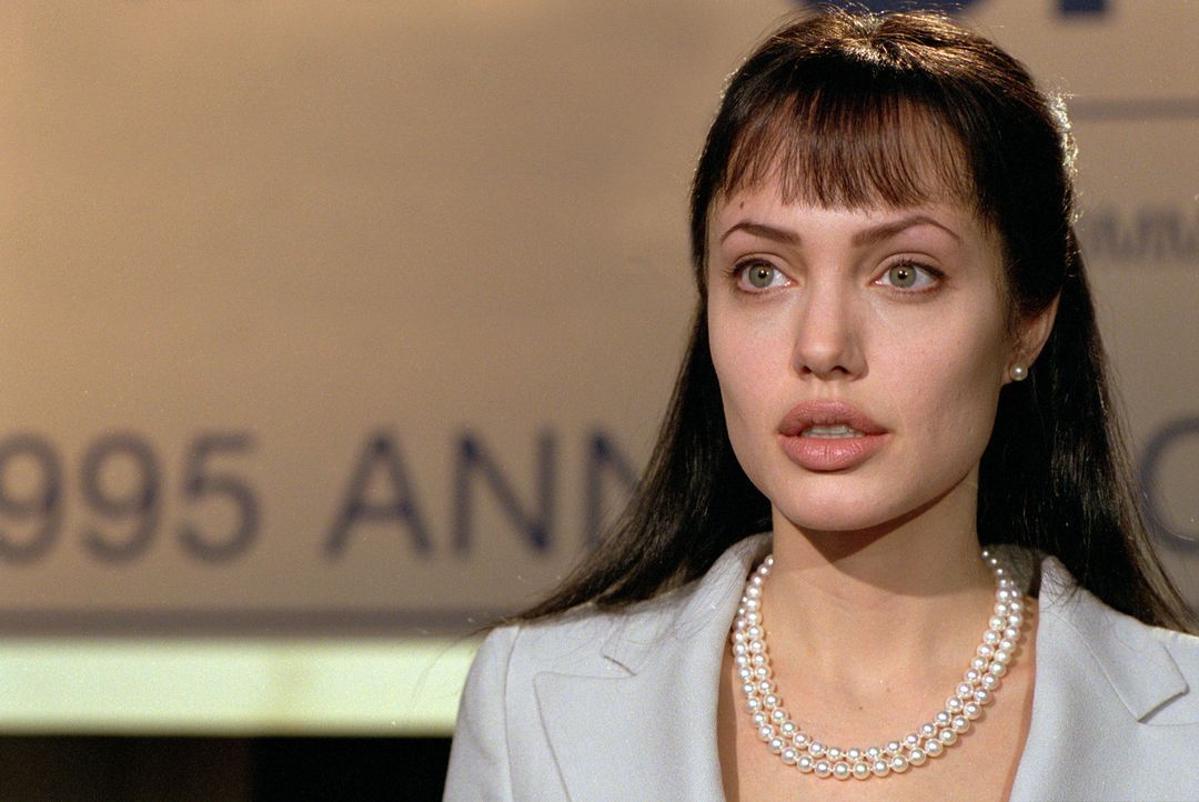 Die naive Amerikanerin Sarah Jordan (Angelina Jolie) lebt als reiche und verwöhnte Frau in London. Ihr Leben wird völlig auf den Kopf gestellt als... - Bildquelle: Paramount Pictures
