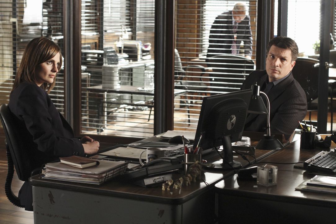 Immer wieder scheinen sich Richard Castle (Nathan Fillion, r.) und Kate Beckett (Stana Katic, l.) bei ihren Ermittlungen im Kreis zu drehen ... - Bildquelle: ABC Studios